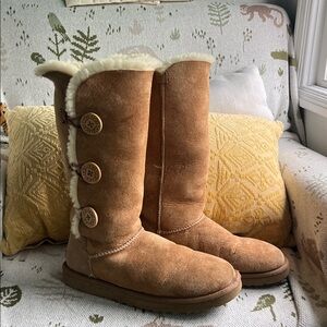 UGG 1873 Triple Button Suede Boots
US 8